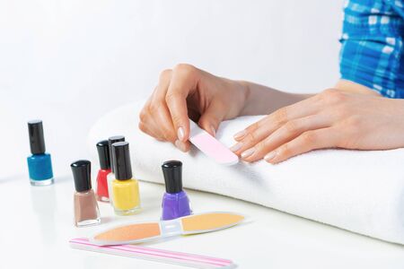 Application vernis effet sable